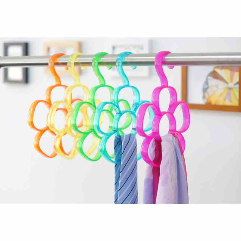 Simple scarf hanger rack minimalist clothes hanger 6 ring flower shape hole tie scarf plastic storage rack beach towel clip